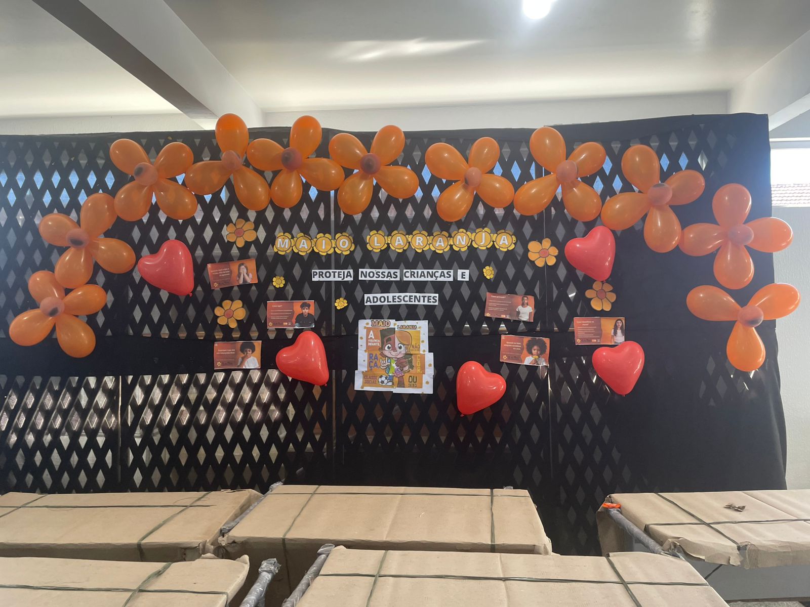 Mural produzido pelo grêmio afim de divulgar sobre o Maio Laranja
